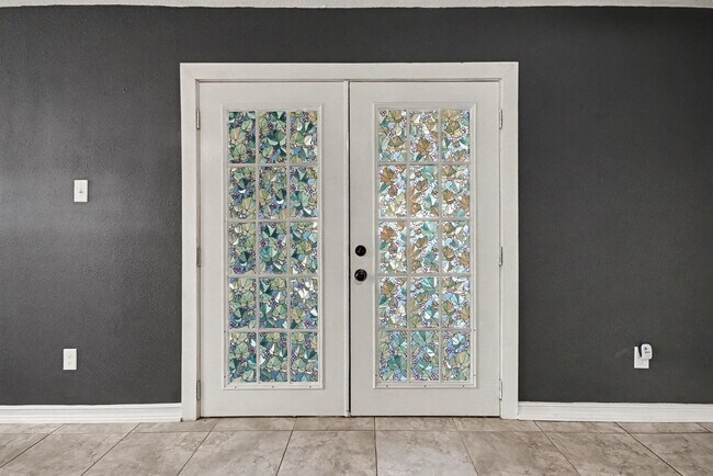 Building Photo - 5001 Glenhaven Dr