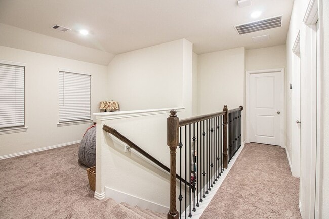 Building Photo - 211 Club Crest Ln