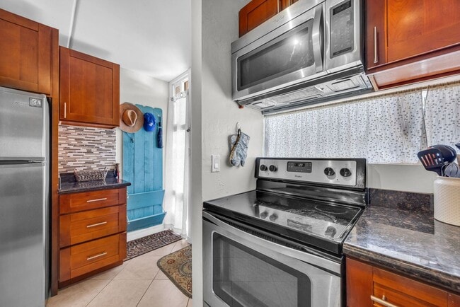 Building Photo - West Maui 2BD Condo Across from Beach Park | Furnished | Ground Floor
