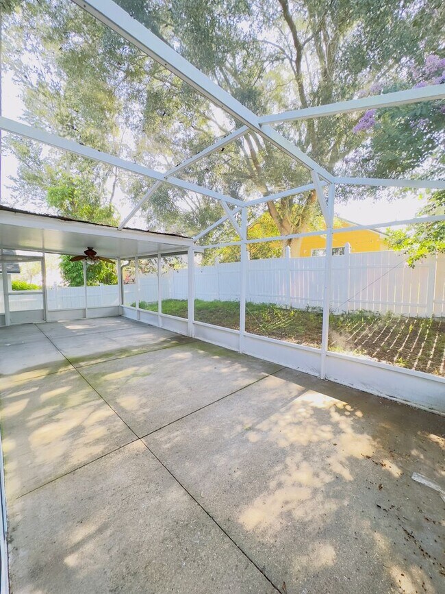 Building Photo - Beautiful 4 bedrooms 2 baths single family...