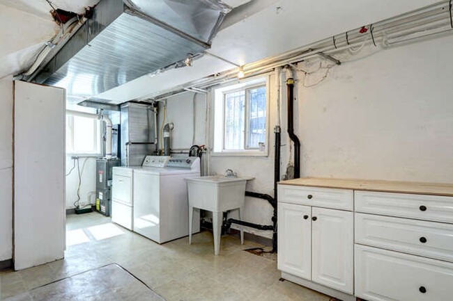 Building Photo - Beautiful 4 Bedroom 2 Bath Single Family H...