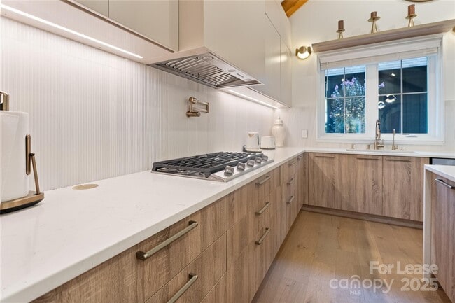 Building Photo - 705 S Torrence St