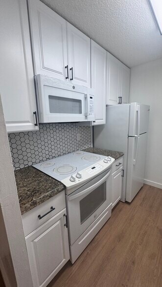 Kitchen - 9952 Twin Lakes Dr