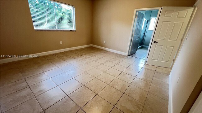 Building Photo - 370 NE 34th Ave