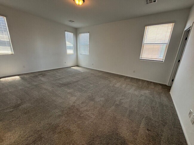 Building Photo - Charming 3-Bedroom Home with Spacious Back...