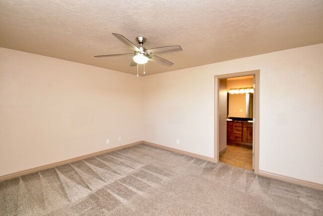 Building Photo - 3 Bed 2.5 Bath Home in HOA Community with Great Amenities!