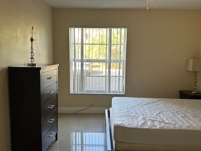 furnished bedroom - 490 NW 20th St