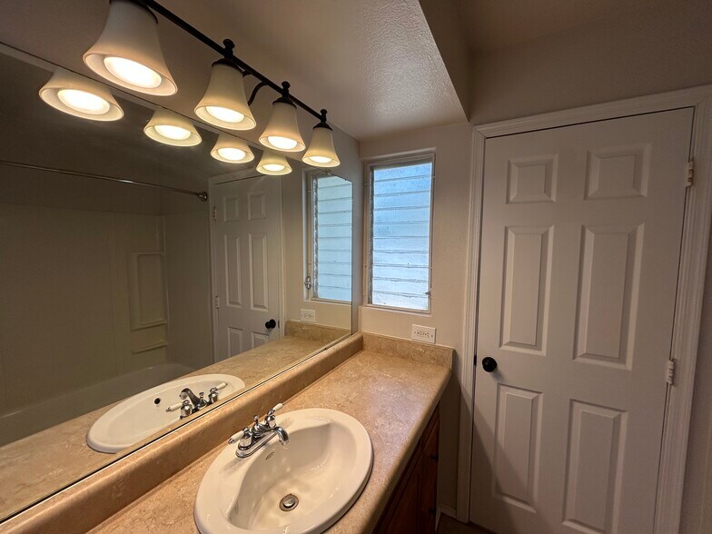 Building Photo - 6150 W Mauna Loa Ln