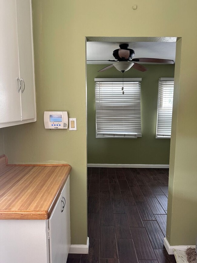 Building Photo - 3 bed with 1 bath - ALL TILE through out home