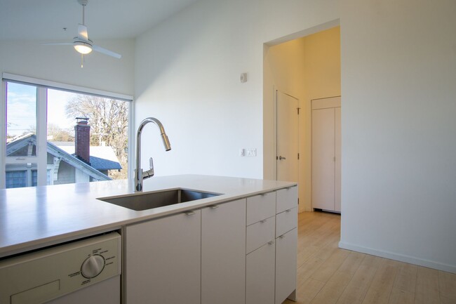 Building Photo - Chic Buckman Studio w/ Vaulted Ceilings, D...