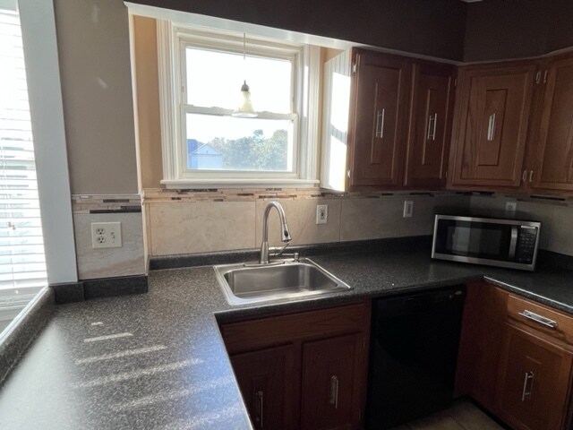 Building Photo - 388 Snell St