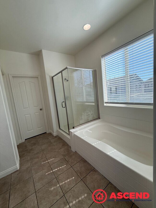 Building Photo - Beautiful 4 Bedroom Located in HOA!