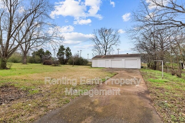 Building Photo - 2419 Circle Dr