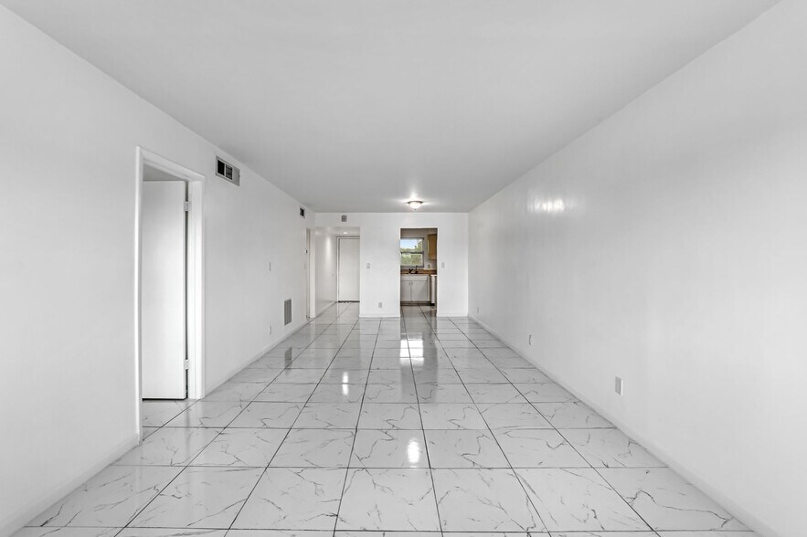 Building Photo - 1000 Manatee Rd