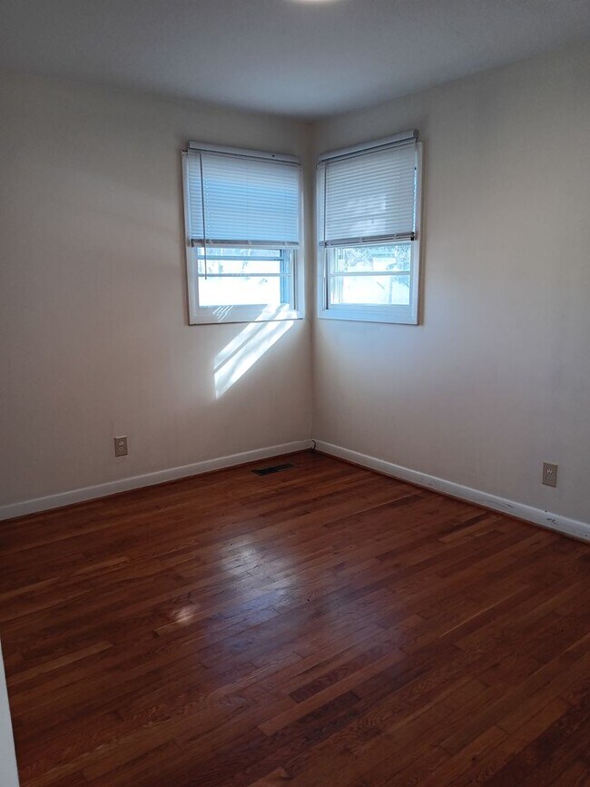 Building Photo - 3 BR Belmont Home with Fenced in Yard!