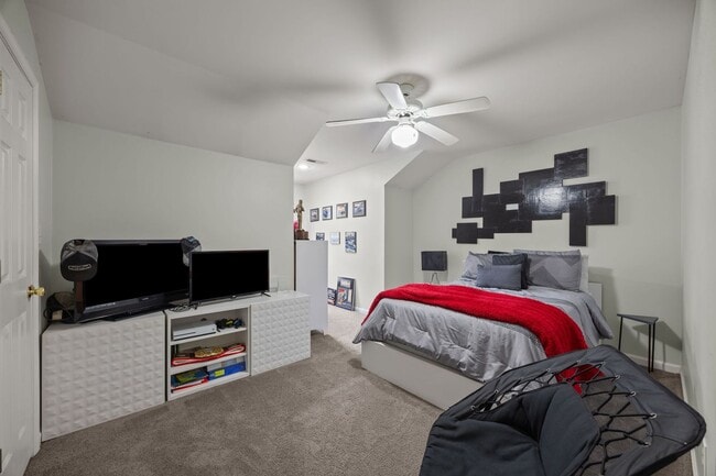Building Photo - Stunning Townhome for Rent in Whitsett!