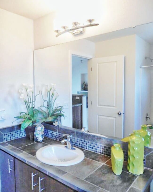 Building Photo - Amazing location with private yard space