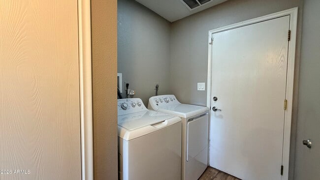 Building Photo - 2303 S Cottonwood Dr