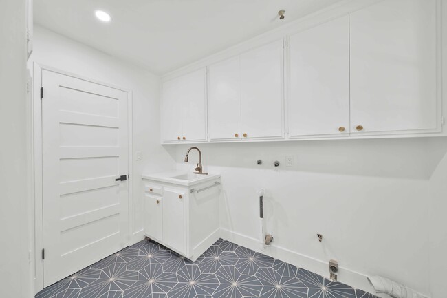 laundry room - 945 Hallmark Dr