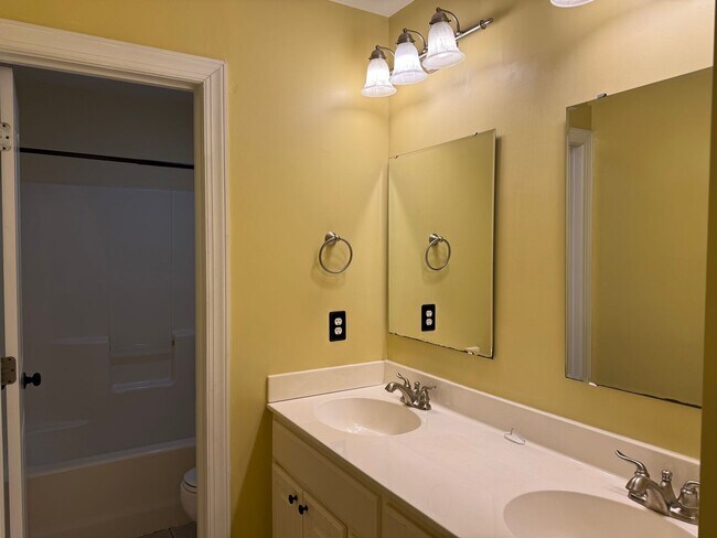 Building Photo - Beautiful Home in River Bluffs