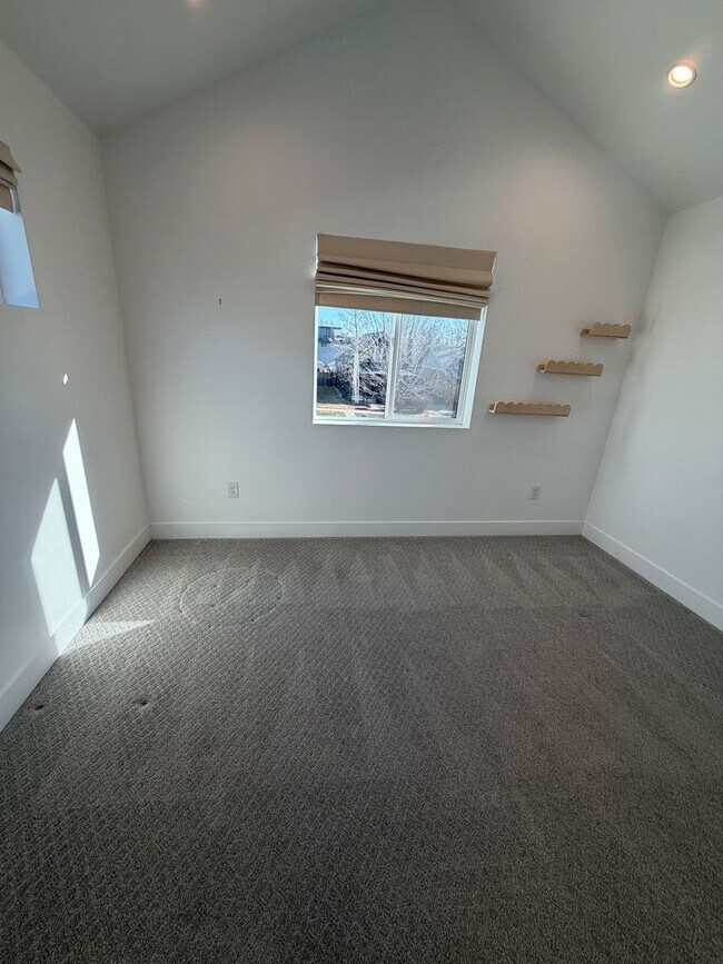 Building Photo - Gorgeous Sunnyside 4 bedroom home with rooftop patio