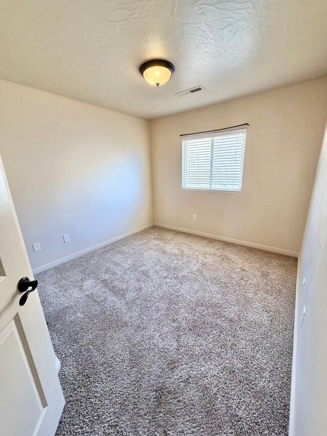 Building Photo - Fossil Hills #51-Beautiful town home near little valley