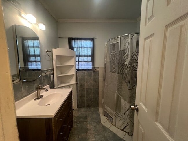 Building Photo - Charming 3 Bedroom 2 Bathroom, Long Beach Home for Lease!