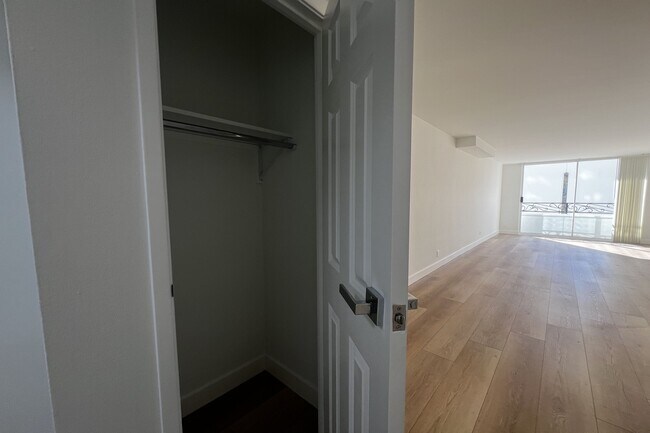 Building Photo - 10390 Wilshire Blvd