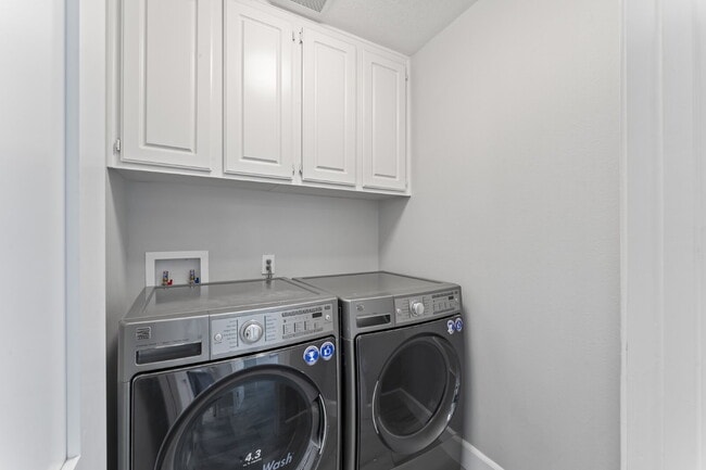 Building Photo - "Spacious 3-Bedroom Retreat with Modern Co...