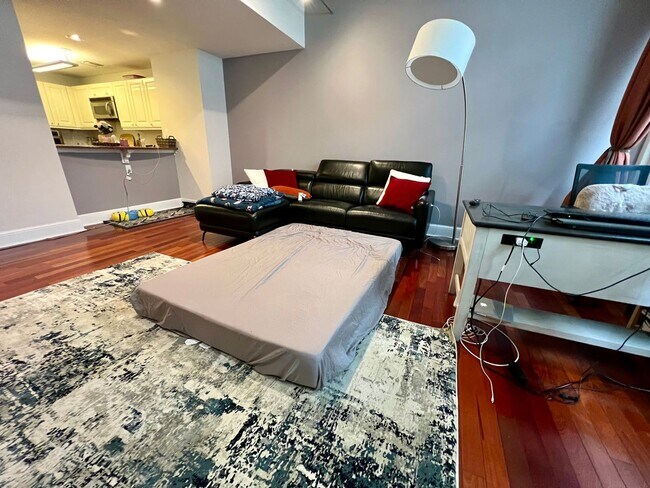 Building Photo - Stunning 1-Bedroom Condo at the Ellington ...