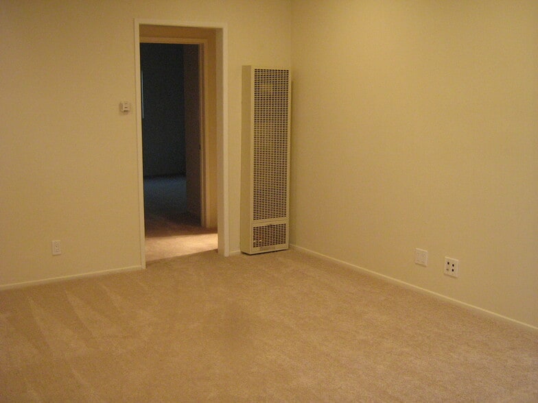 125A Living Room - 125 Gull St