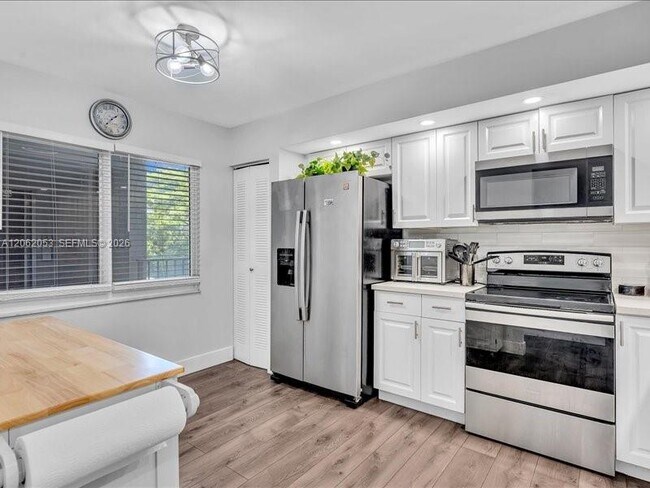 Building Photo - 12500 SW 5th Ct