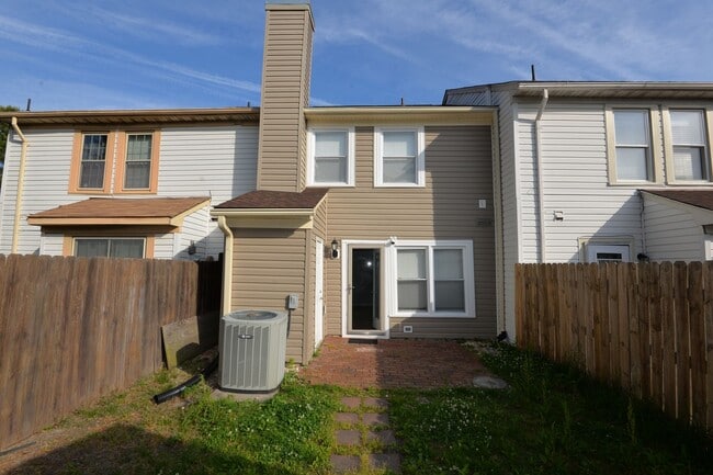 Building Photo - 3 Bedroom Townhome in Kempsville Lakes