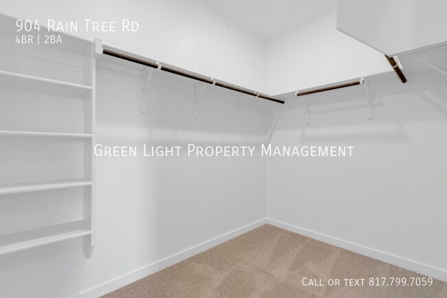 Building Photo - 904 Raintree Rd