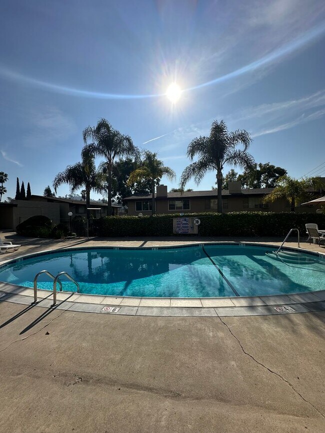 Building Photo - 2 Bedroom Condo - La Mesa