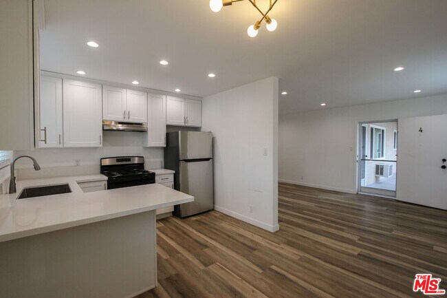 Building Photo - 12942 Moorpark St