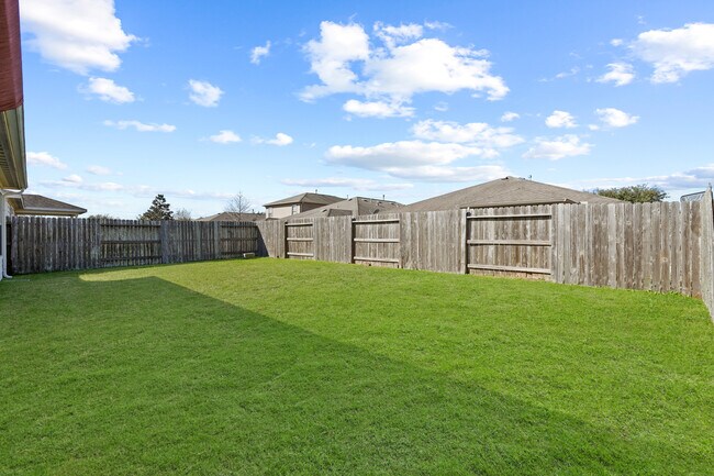 Building Photo - 1102 Honeysuckle Vine Dr