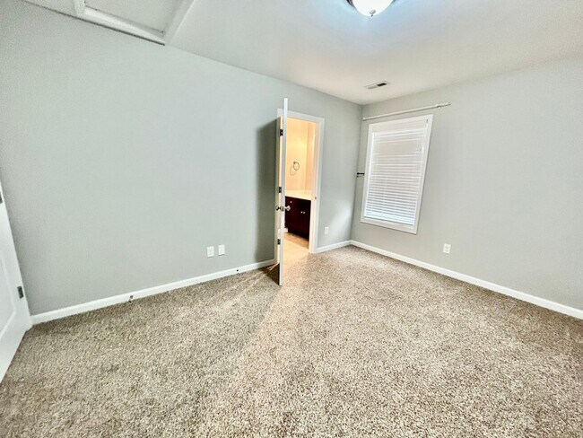 Building Photo - Three bedroom with finished basement in Hamburg!