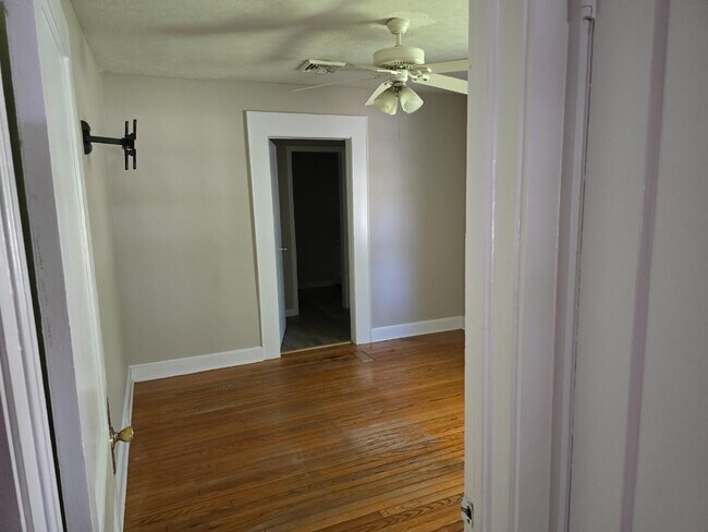 Building Photo - 4928 Oleander Dr