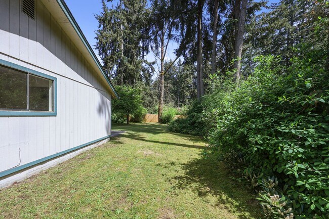 Building Photo - MOVE IN READY NOW!! 4 bed 1 bath on shy half acre! North Thurston School District