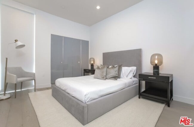 Building Photo - 1125 Kings Rd