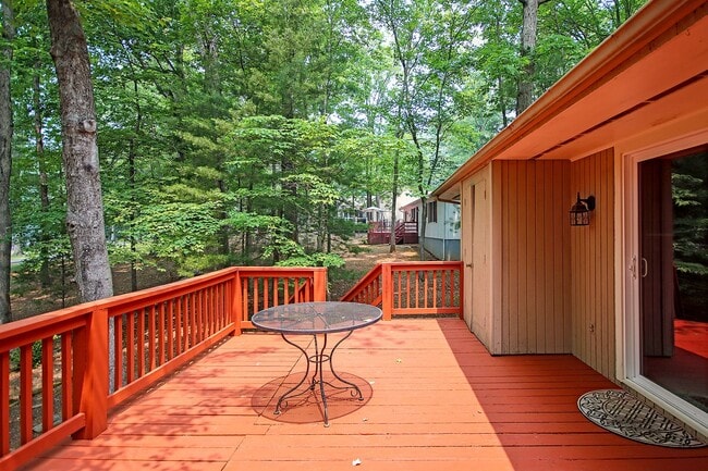 Building Photo - One-Level Living in Gated Lake Monticello