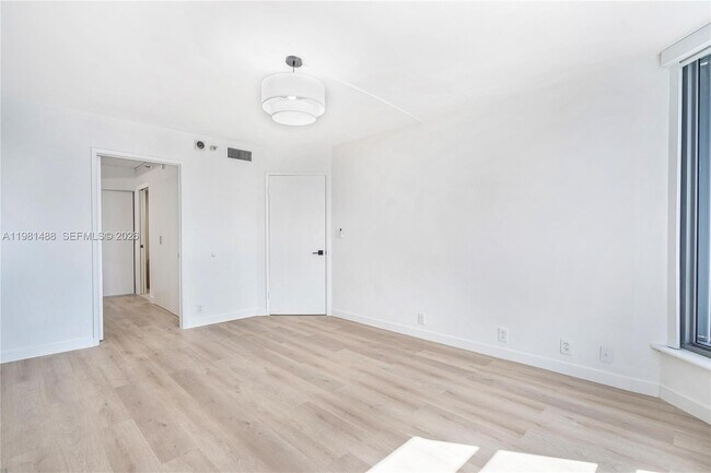 Building Photo - 19101 NE 36th Pl