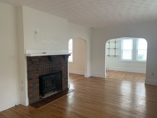 Building Photo - 31 Clyde St