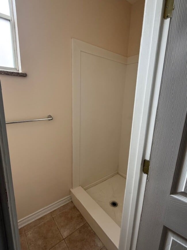 Building Photo - 702 Staitti St