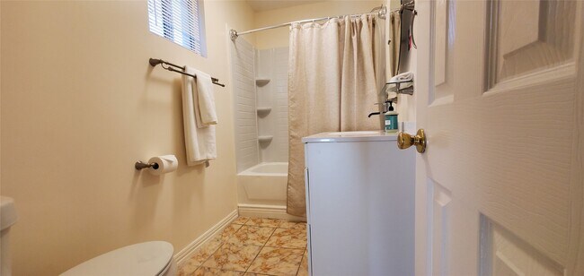 Building Photo - 17018 Water Oak Dr