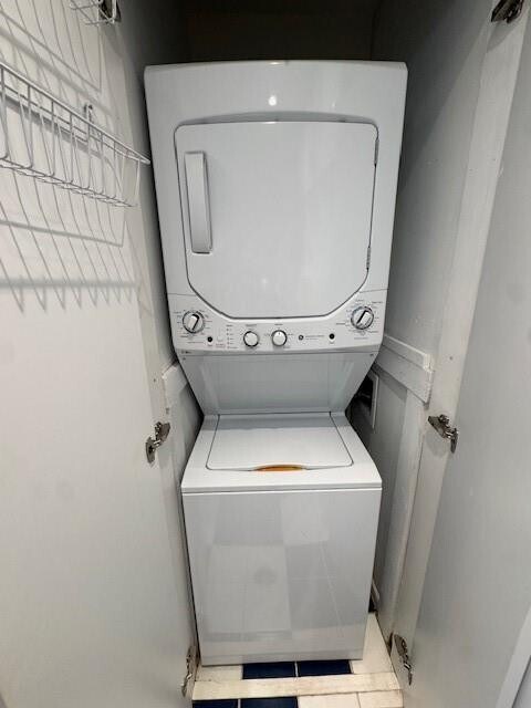 Building Photo - 8045 Eastlake Dr