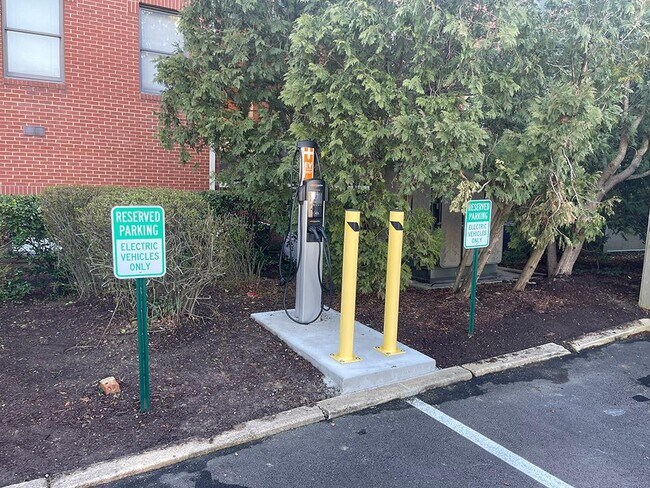 Building Photo - 555 Main St