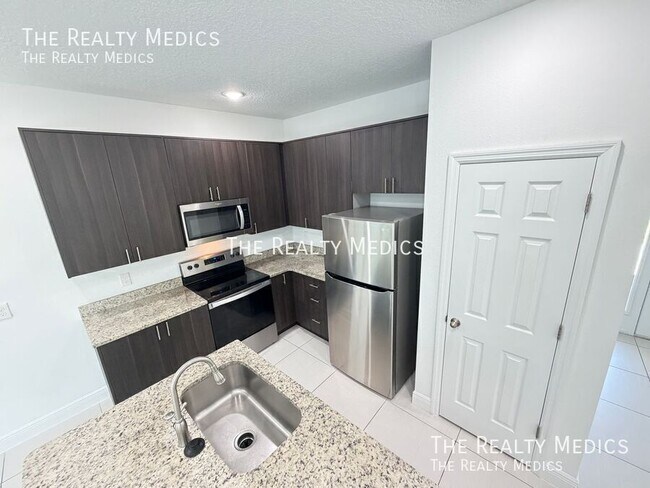 Building Photo - 2481 San Filippo Dr SE