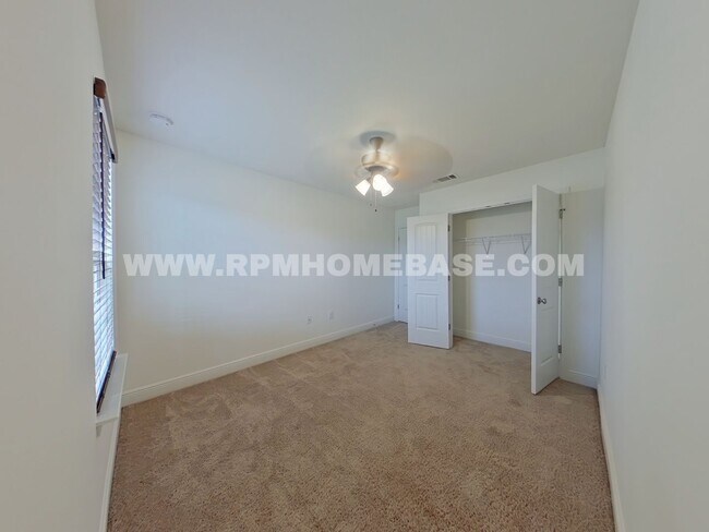 Building Photo - Modern 3-Bedroom Townhome with Stylish Upd...